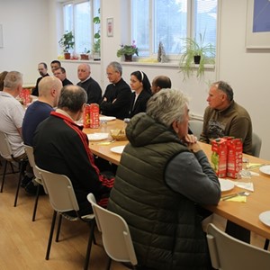 Nadbiskup Kutleša pohodio Caritasovo prihvatilište za beskućnike